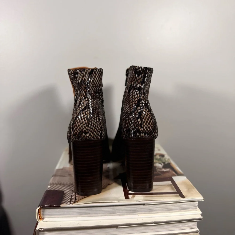 Very Volatile Size 8 Brown/Tan Leather/Fabric Women’s Ankle Boots